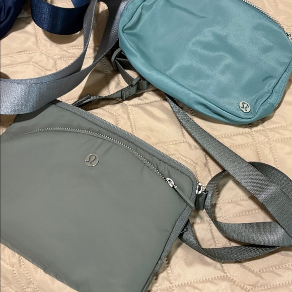 Set of FIVE Crossbody Bags in Black, Blue, Teal, and Gray - Picture 3 of 11